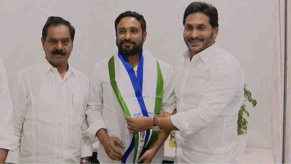 Ambati Rayudu Join YSR Congress