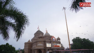 Srikashtabhanjandev Dada was decorated with colorful flowers and had an annakoot of fifty-six bhog sweets