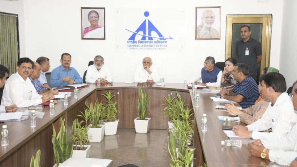 chief-minister-bhupendra-patel-held-a-meeting-with-officials-and-officials-of-jamnagar-district-and-reviewed-the-heavy-rains