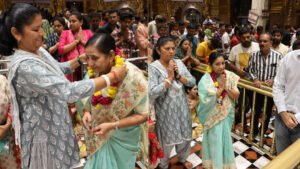 union-minister-of-state-mrs-nimuben-bambhania-darshan-of-shri-kastabhanjandev-hanumanji-dada-at-salangpurdham